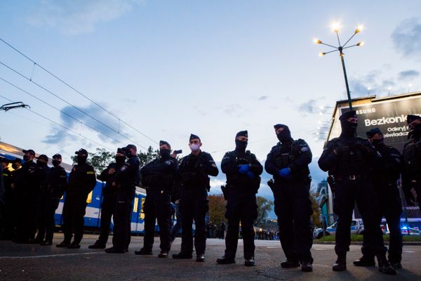 Zapytanie nr 1372 do ministra spraw wewnętrznych i administracji w sprawie odmawiania okazania legitymacji służbowej przez funkcjonariuszy Policji